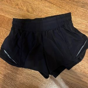 LULU size 4 hotty hot shorts